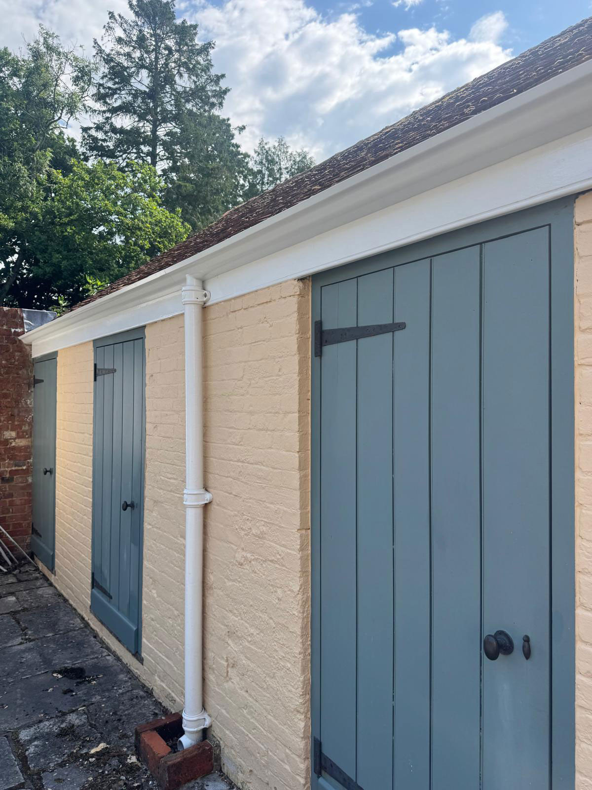 County Gutters News Ogee Cast Aluminium on New Forest Manor House Image 12