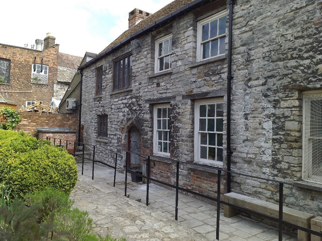 Scaplens Court Image