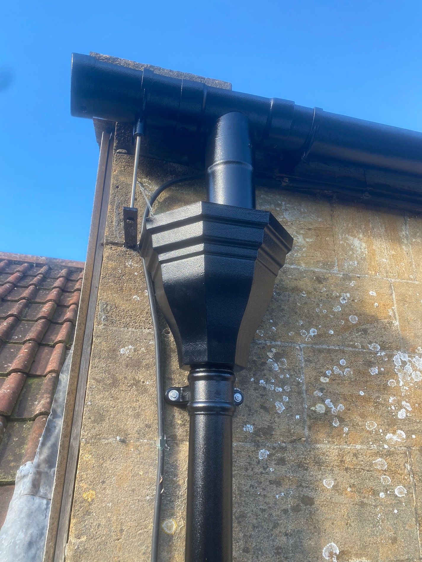 County Gutters Case Study Broadwindsor cast aluminium guttering Image 4
